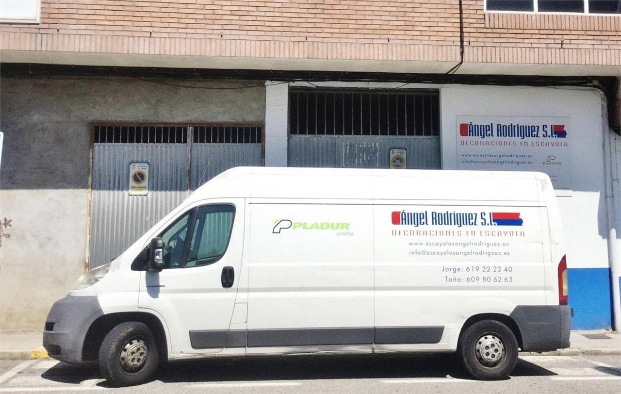 Su empresa especializada en escayola en Vilagarcía de Arousa